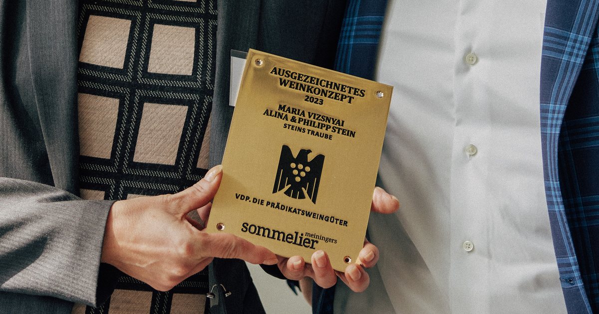 The golden plaque “Ausgezeichnetes Weinkonzept 2023” for Steins Traube (photo: Peter Bender / VDP)